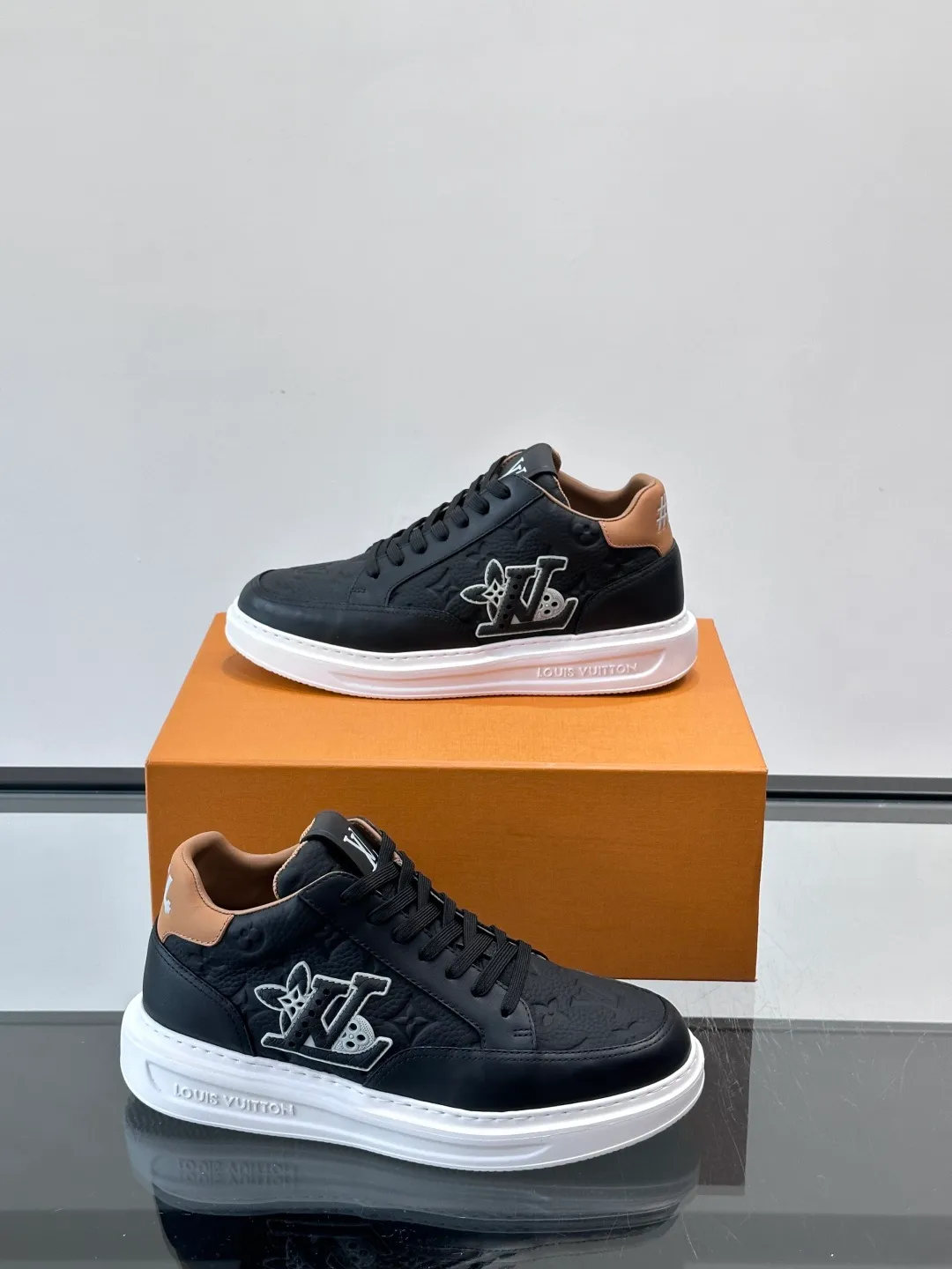 Men's shoes 💰p400 "＊OUIS ＊UITTO＊" Men's sports shoes, grained cow leather are low-key and recognizable. The rubber sole is thick and lightweight, the padded insole + technical lining make it super comfortable to wear! The main color with brown details is versatile and fashionable, and can be worn for daily leisure or business ~ LV embossing on the side of the shoe + brand logo on the sole, perfect details! size: 38-44 (45 customized)